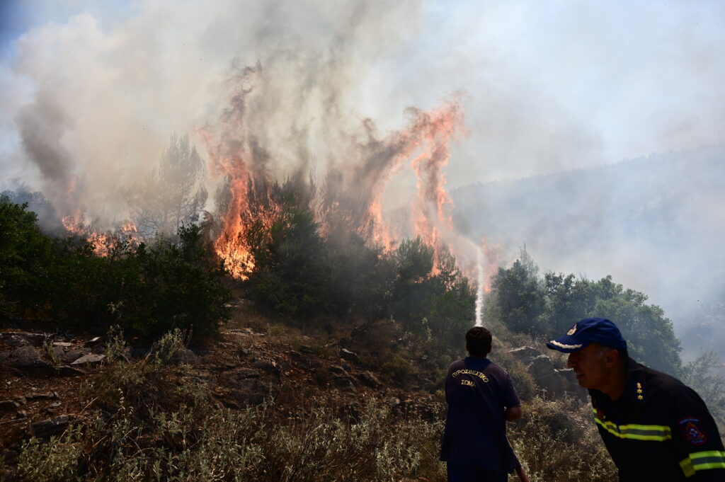 Live: Σκληρή μάχη με τις φλόγες στα Δερβενοχώρια, 112 για εκκένωση σε έξι οικισμούς – Φωτιά και στο Δαφνί — Όλα τα μέτωπα