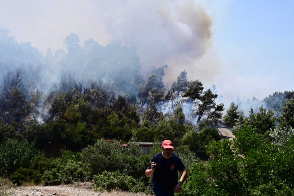 Live – Μαίνεται η φωτιά στα Δερβενοχώρια: Μήνυμα 112 για εκκένωση έξι οικισμών προς Μάνδρα και Ελευσίνα