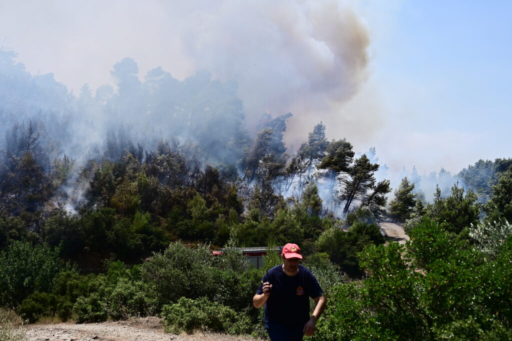 Live: Σκληρή μάχη με τις φλόγες στα Δερβενοχώρια, 112 για εκκένωση σε έξι οικισμούς – Φωτιά και στο Δαφνί — Όλα τα μέτωπα