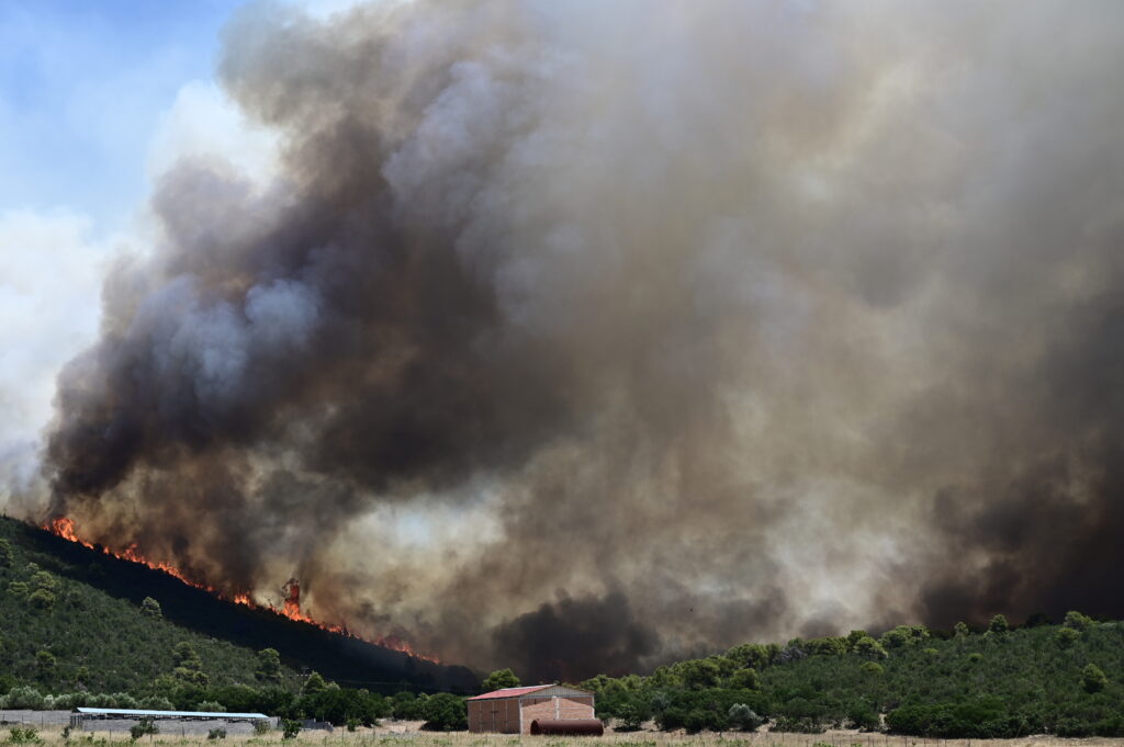 Live: Σκληρή μάχη με τις φλόγες στα Δερβενοχώρια, 112 για εκκένωση σε έξι οικισμούς – Φωτιά και στο Δαφνί — Όλα τα μέτωπα