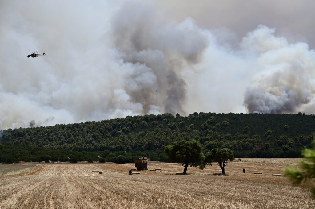 Live – Μαίνεται η φωτιά στα Δερβενοχώρια: Μήνυμα 112 για εκκένωση έξι οικισμών προς Μάνδρα και Ελευσίνα