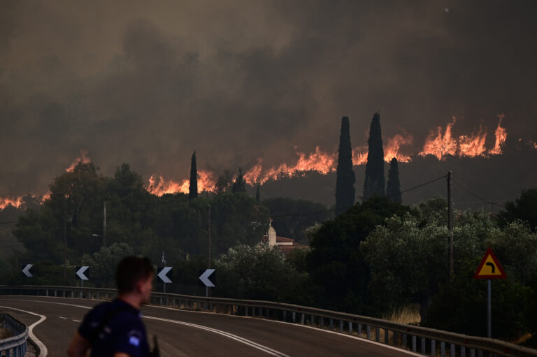 Κυκλοφοριακές ρυθμίσεις λόγω της πυρκαγιάς στα Δερβενοχώρια: Διακοπή κυκλοφορίας – Σε ποιούς δρόμους αφορά