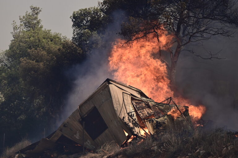 Καίγονται σπίτια σε Μάνδρα και Νέα Ζωή – Οι φλόγες απειλούν εργοστάσιο στη Μαγούλα (video)