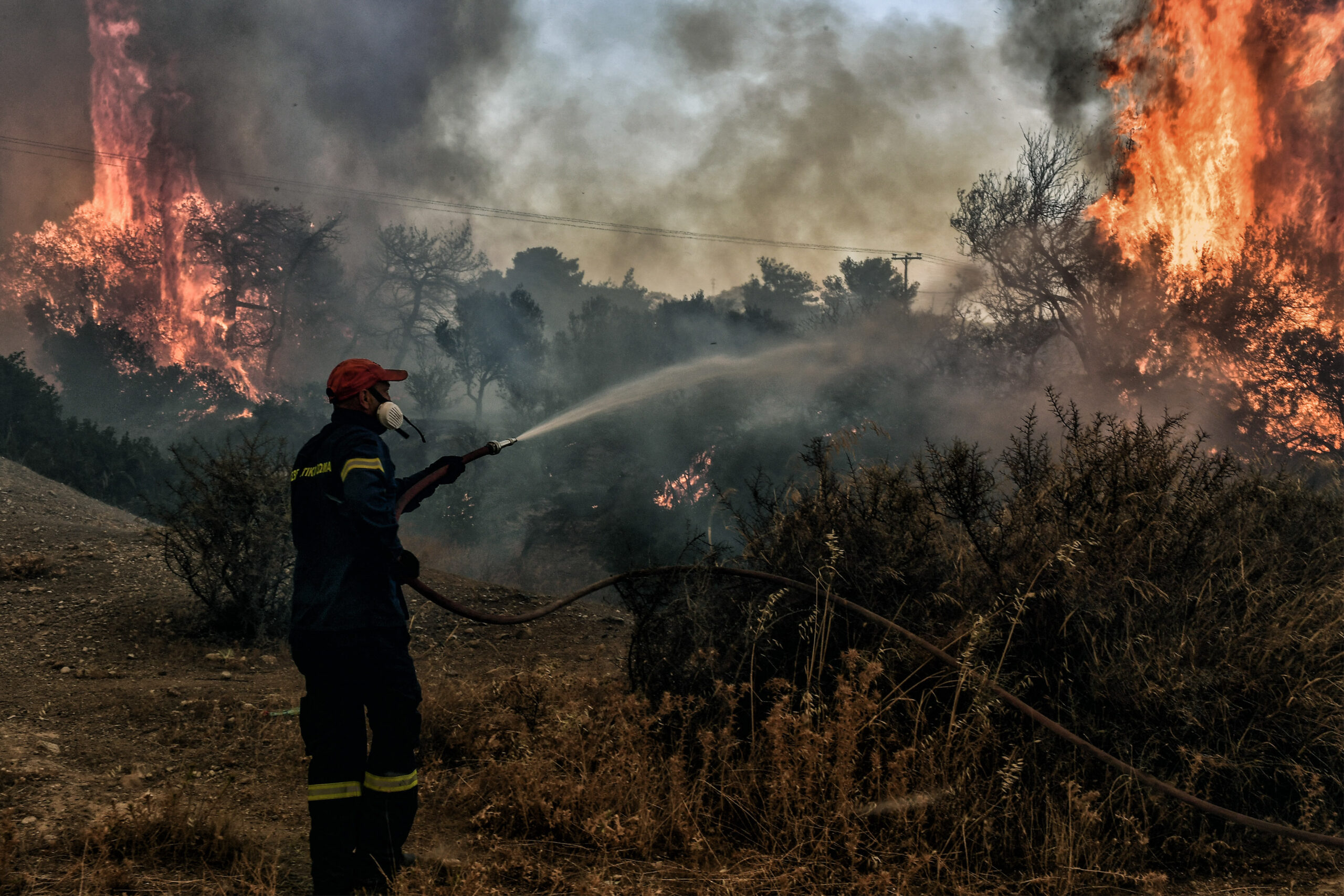 Σε απόσταση αναπνοής οι φλόγες από τη Νέα Πέραμο – Προειδοποιητικό μήνυμα του 112 (video)