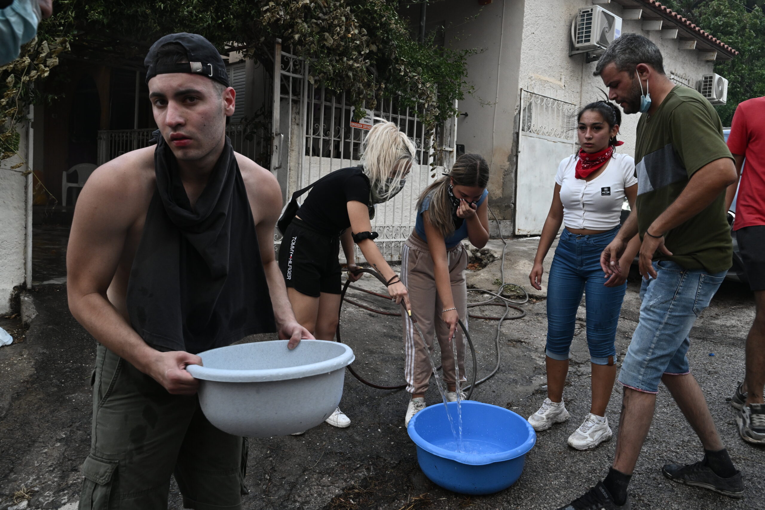 Φωτιά στα Δερβενοχώρια: Εκκενώνονται 5 οικισμοί – Δοκιμάστηκαν οι κάτοικοι στη Νέα Ζωή