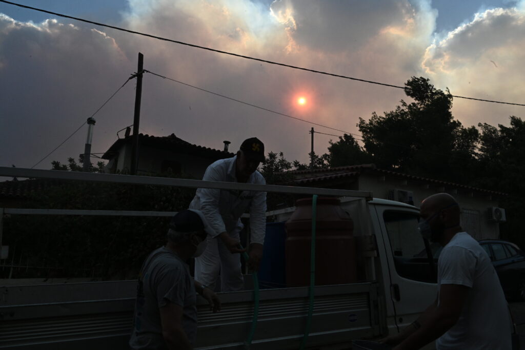 Live: Κοντά στα διυλιστήρια οι φλόγες από το Λουτράκι – Νέες εκκενώσεις στη Μάνδρα