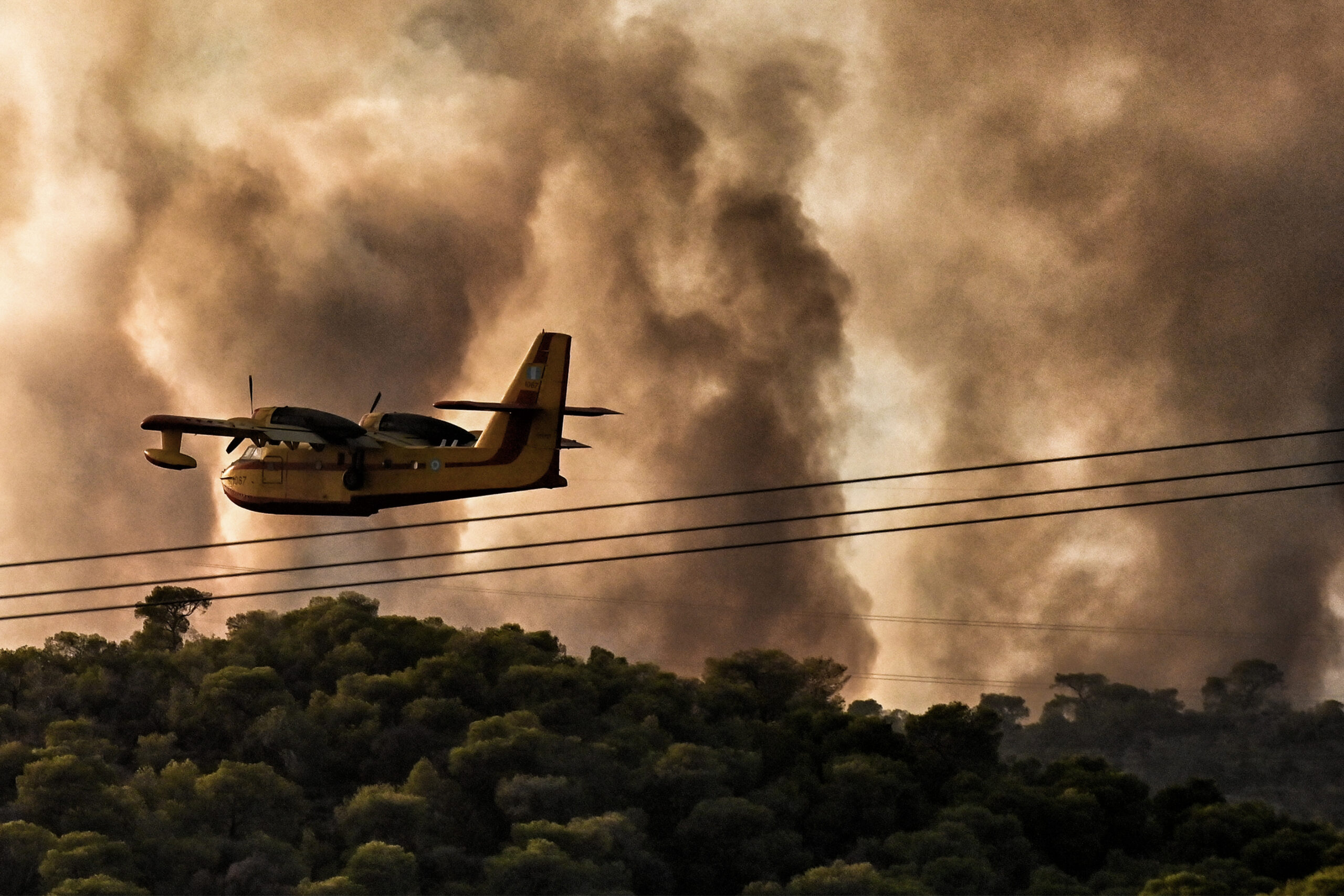 Μαίνεται η φωτιά στα Μέγαρα, κοντά σε σπίτια οι φλόγες – Μάχη με το χρόνο στο Λουτράκι