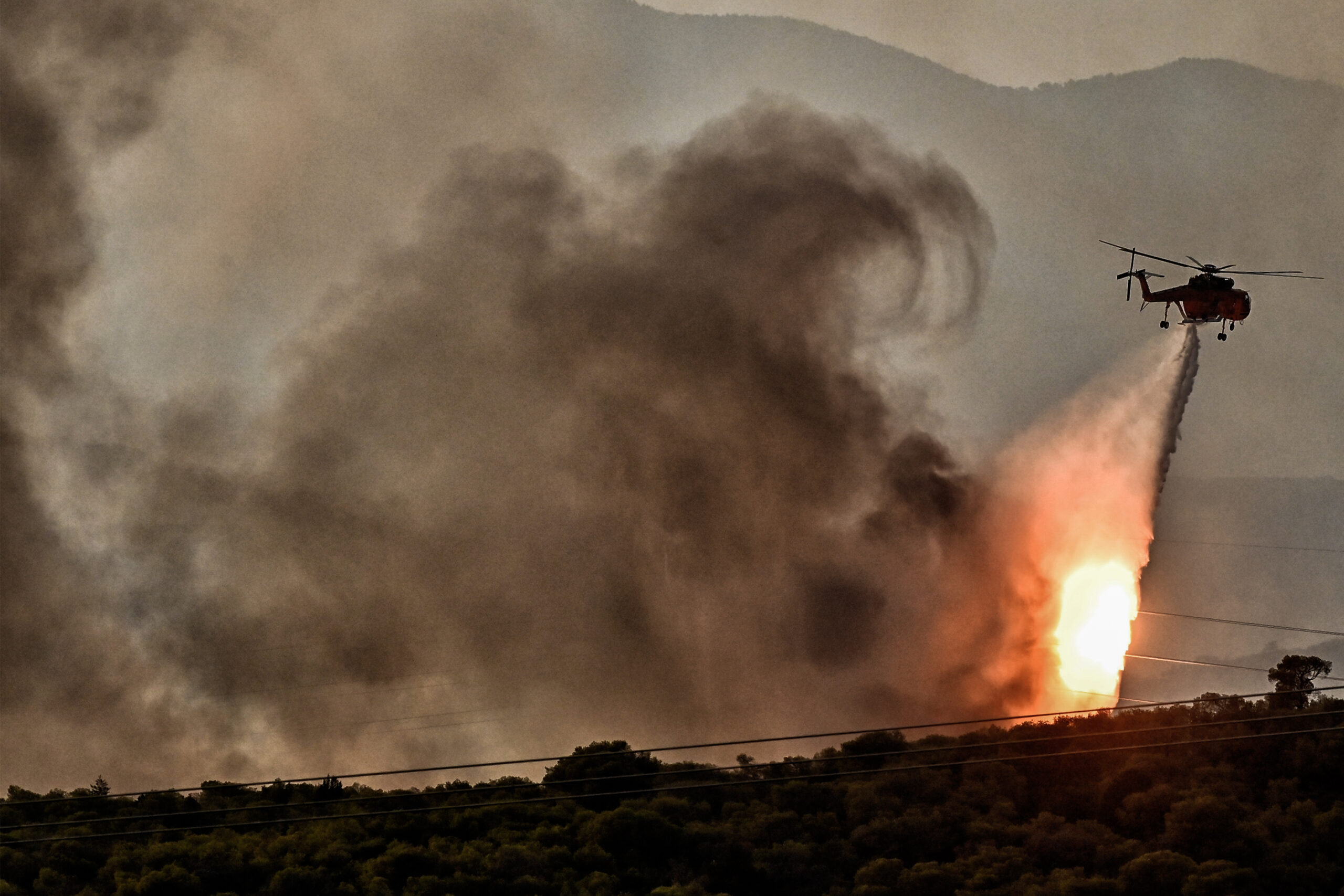 Μαίνεται η φωτιά στα Μέγαρα, κοντά σε σπίτια οι φλόγες – Μάχη με το χρόνο στο Λουτράκι