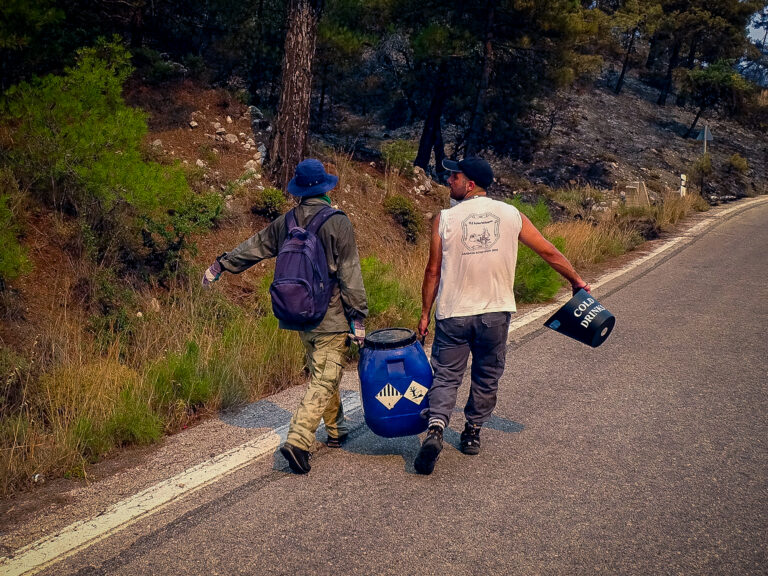 Φωτιά στη Ρόδο: Συγκινεί ο αγώνας των εθελοντών (εικόνες)