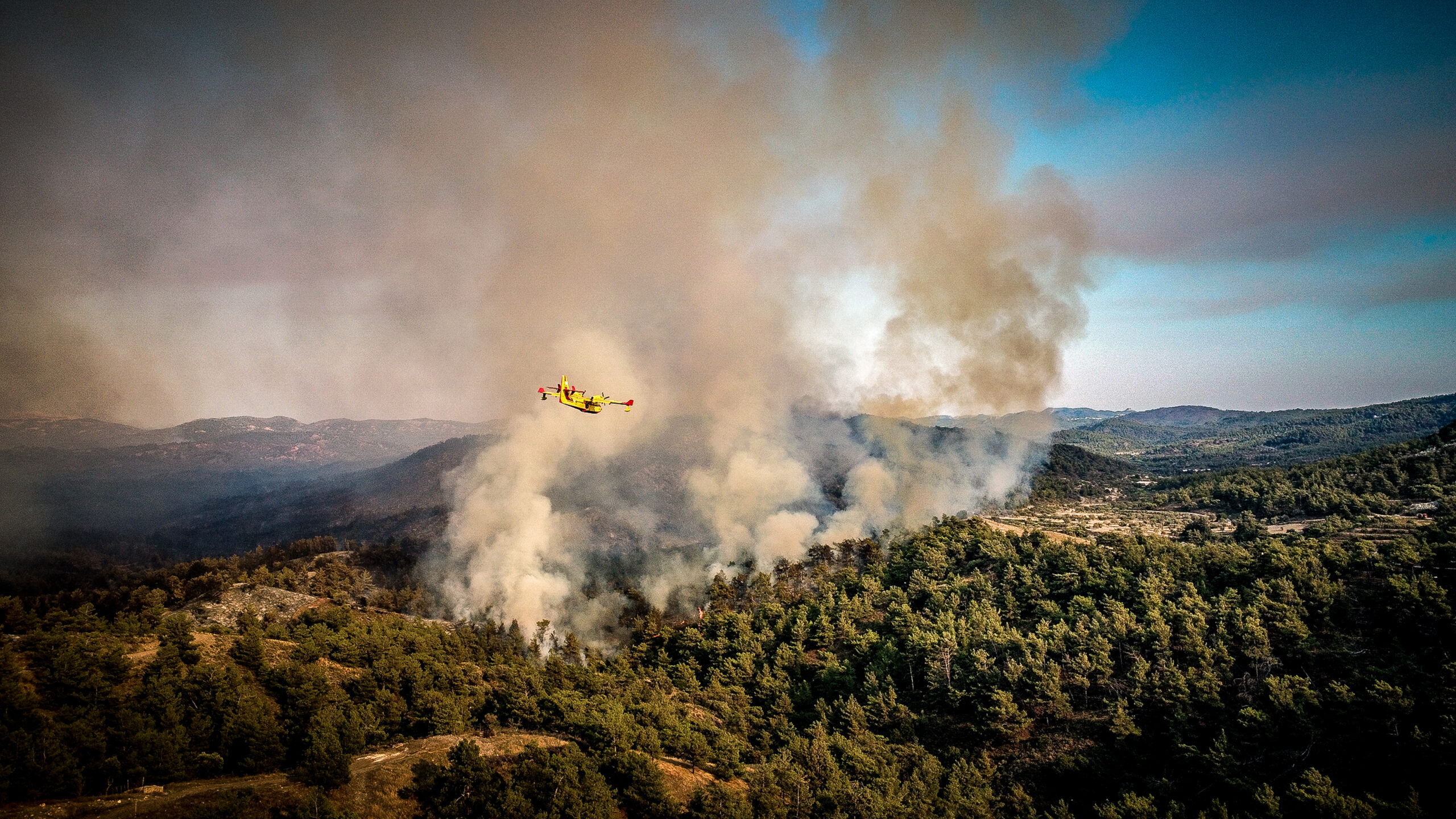 Πυρκαγιές: Βελτιωμένη η κατάσταση στη Μάνδρα – Μάχη με τις φλόγες στη Ρόδο