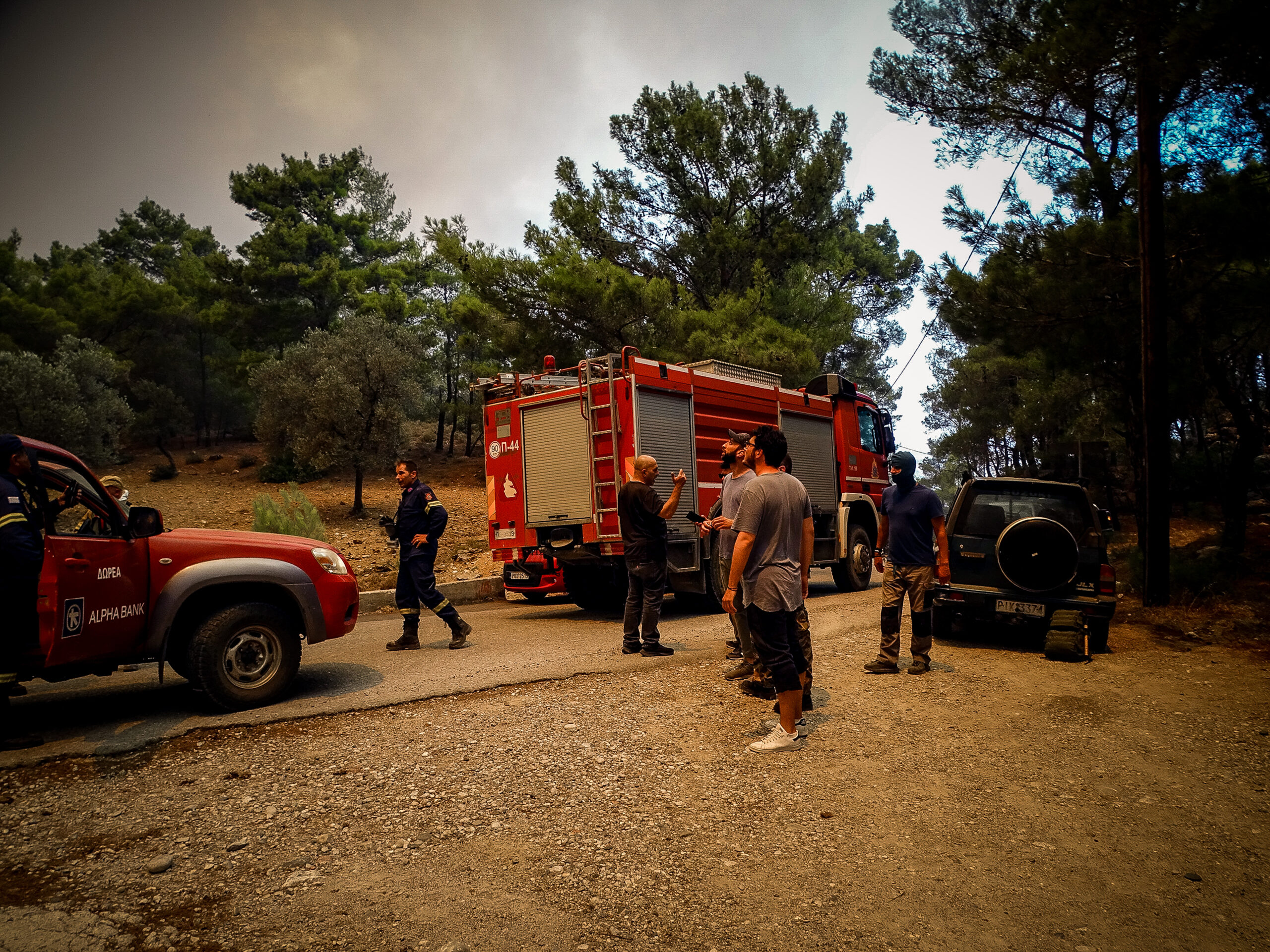 Μαίνεται η πύρινη λαίλαπα στη Ρόδο – Εκκενώθηκαν οικισμοί – Στις φλόγες παραδόθηκαν σπίτια και ξενοδοχεία