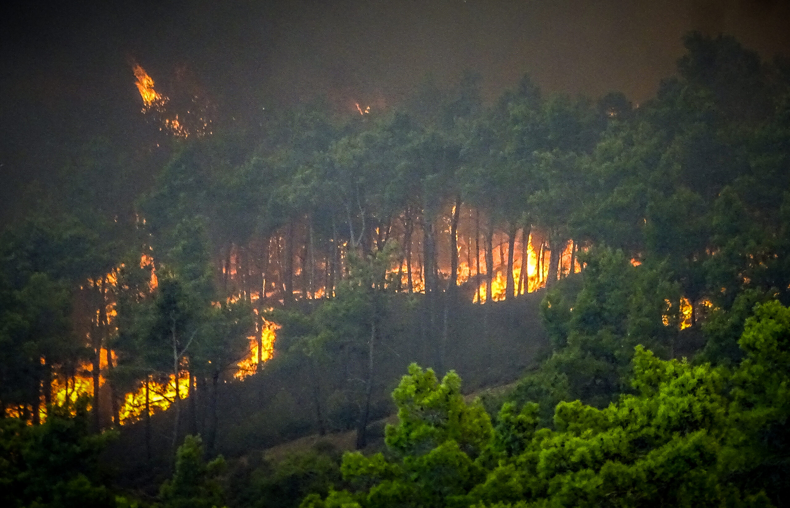 Μαίνεται ανεξέλεγκτη η φωτιά στη Ρόδο – Φωτογραφίες