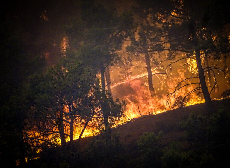 Live: Σε κατάσταση εκτάκτου ανάγκης η νότια Ρόδος – Μαίνεται σε τρία μέτωπα η φωτιά