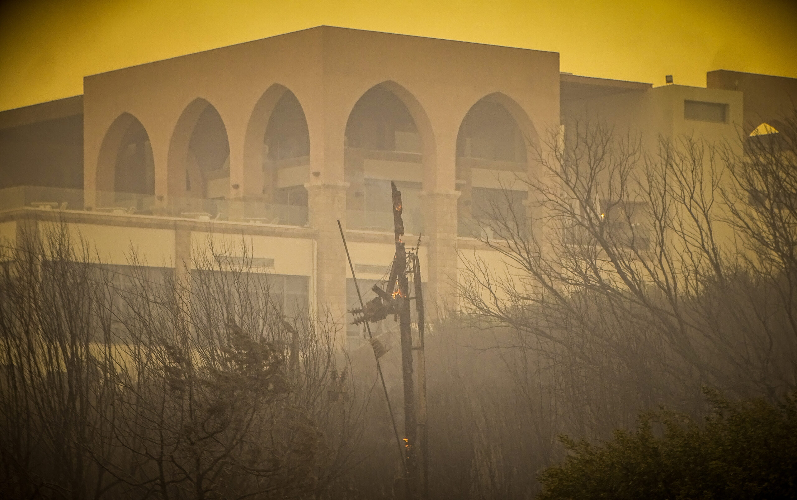 Μαίνεται η πύρινη λαίλαπα στη Ρόδο – Εκκενώθηκαν οικισμοί – Στις φλόγες παραδόθηκαν σπίτια και ξενοδοχεία