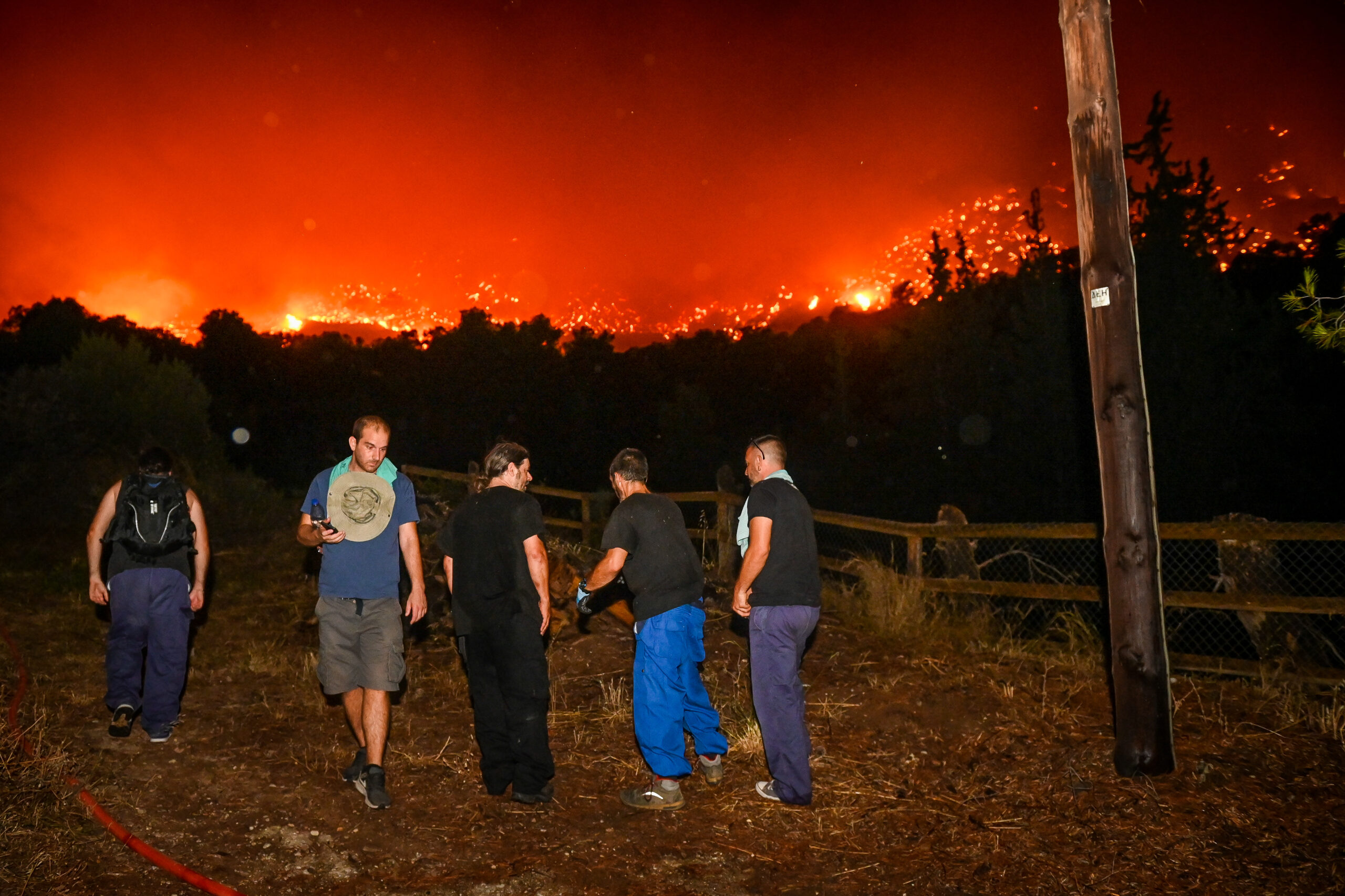 ΠΥΡΚΑΓΙΑ ΣΤΟ ΑΙΓΙΟ - ΠΕΡΙΟΧΗ ΤΡΑΠΕΖΑ ΜΑΧΗ ΜΕ ΤΙΣ ΦΛΟΓΕΣ ΜΕΣΑ ΣΤΗΝ ΝΥΧΤΑ (ΓΙΩΤΑ ΛΟΤΣΑΡΗ/EUROKINISSI)