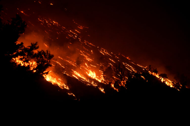 Μαίνονται τα μέτωπα των πυρκαγιών ανά την Ελλάδα – Αίγιο, Κέρκυρα, Κάρυστος, Ρόδος στις φλόγες