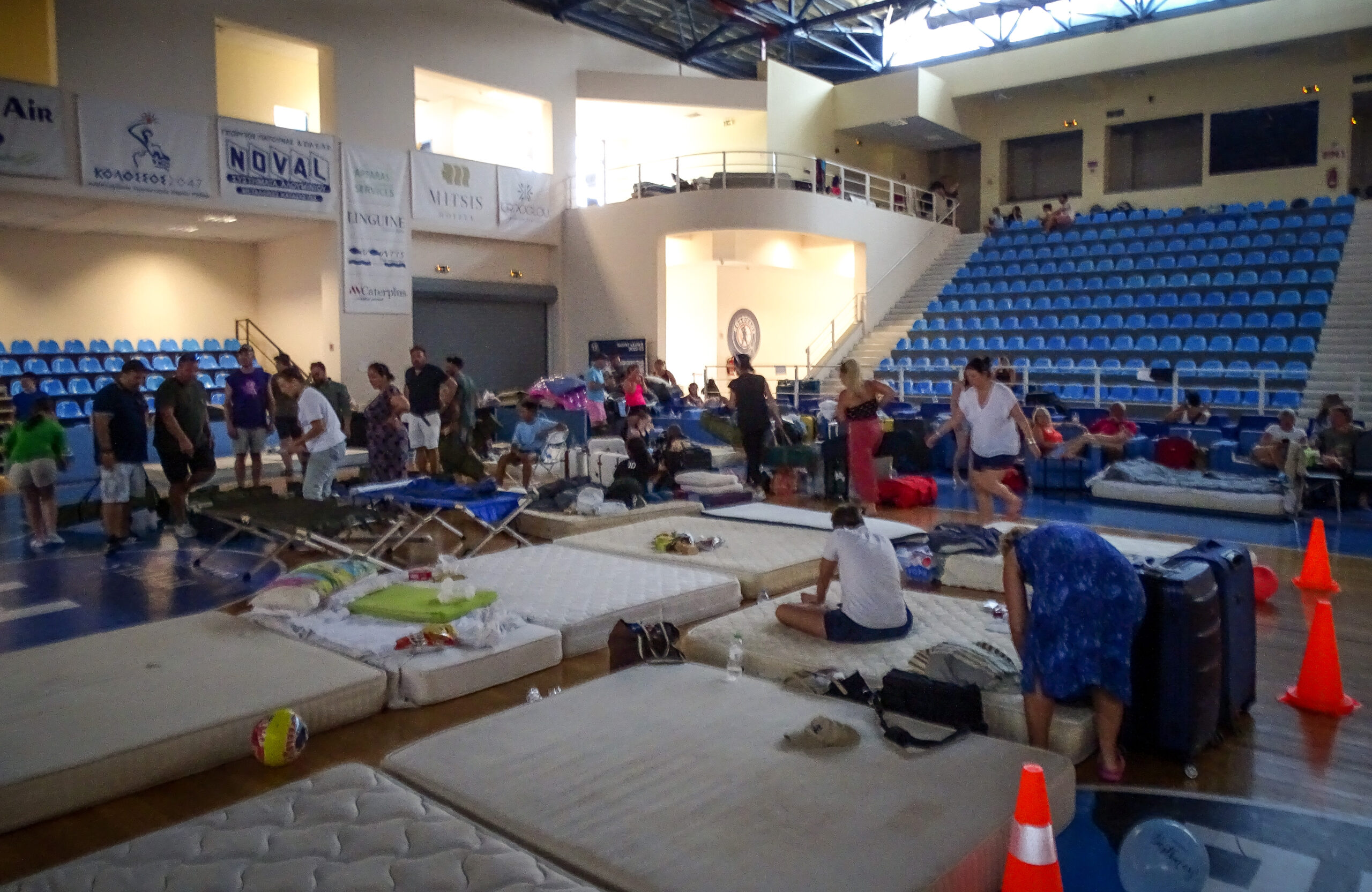 ΠΥΡΚΑΓΙΑ ΣΤΗΝ ΡΟΔΟ -7Η ΗΜΕΡΑ / ΤΟΥΡΙΣΤΕΣ ΠΑΡΑΜΕΝΟΥΝ ΣΕ ΚΛΕΙΣΤΑ ΓΗΠΕΔΑ ΚΑΙ ΣΧΟΛΕΙΑ ΣΤΗΝ ΠΟΛΗ (ΑΡΓΥΡΗΣ ΜΑΝΤΙΚΟΣ/EUROKINISSI)