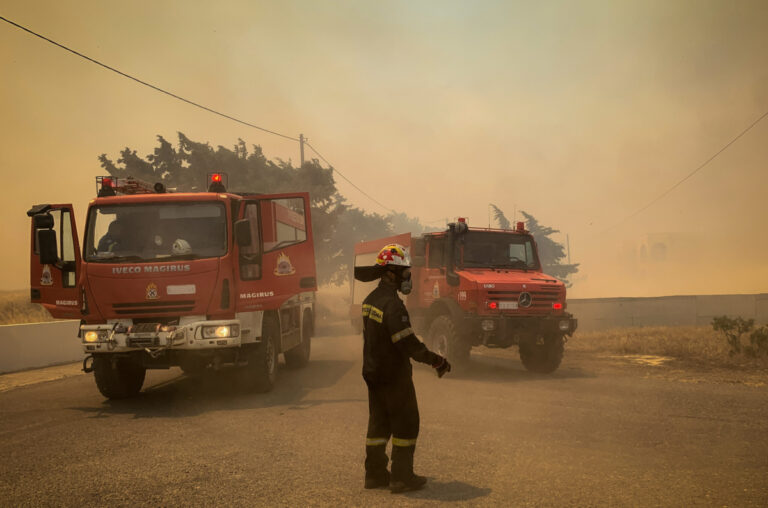 Φωτιά στη Λαμία: Εκκενώνεται το βόρειο τμήμα της πόλης – Απειλήθηκαν σπίτια