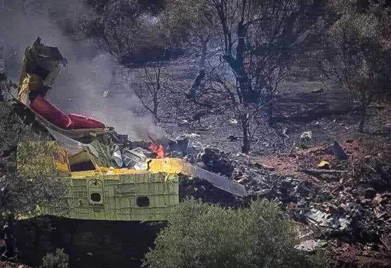 Πτώση καναντέρ: Πανελλήνιος θρήνος για τους νεκρούς πιλότους – Εμπειρογνώμονες θα εξετάσουν καρέ – καρέ το οπτικό υλικό της ΕΡΤ