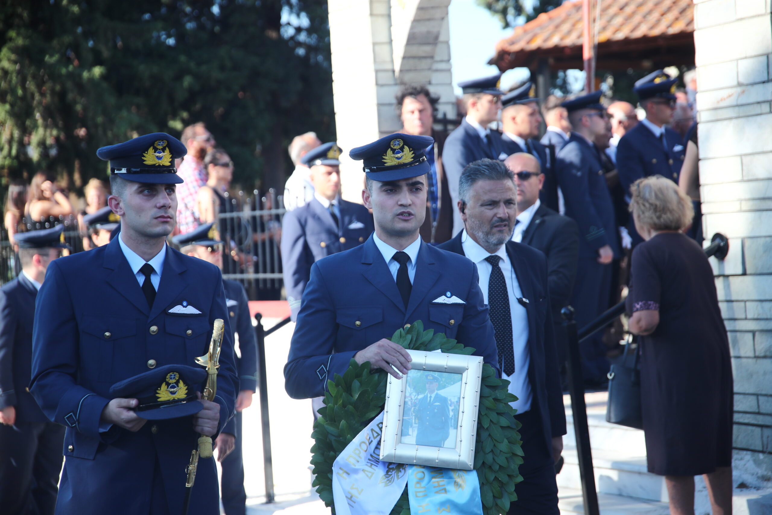 Με τιμές η κηδεία του Περικλή Στεφανίδη- Παρών  ο πρωθυπουργός, ο αντιπρόεδρος της Ε.Επιτροπής και η πολιτική και στρατιωτική ηγεσία των ενόπλων δυνάμεων