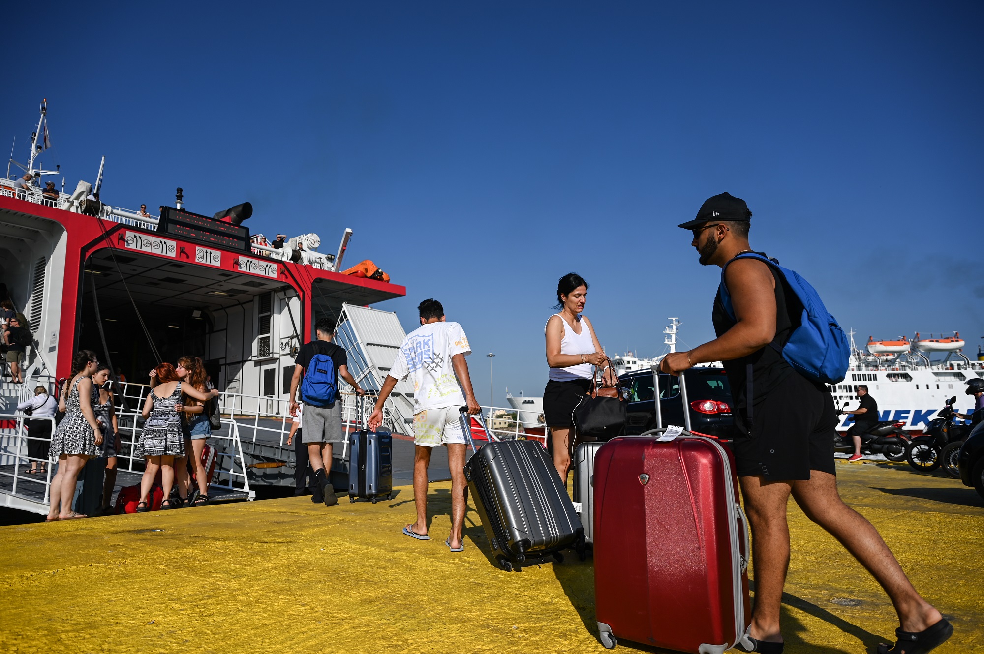 Μαζική φυγή από τα αστικά κέντρα – Σε εξέλιξη η έξοδος των αδειούχων του Αυγούστου