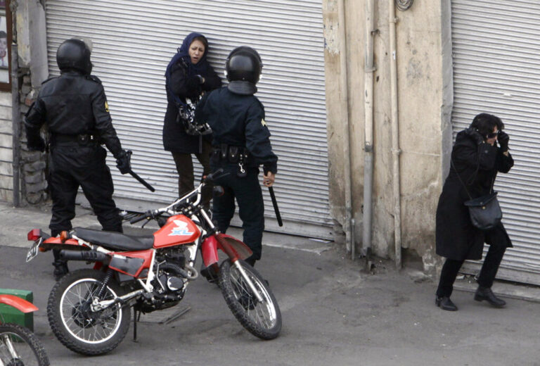 Ξανά στο δρόμο για περιπολίες η αστυνομία ηθών στο Ιράν