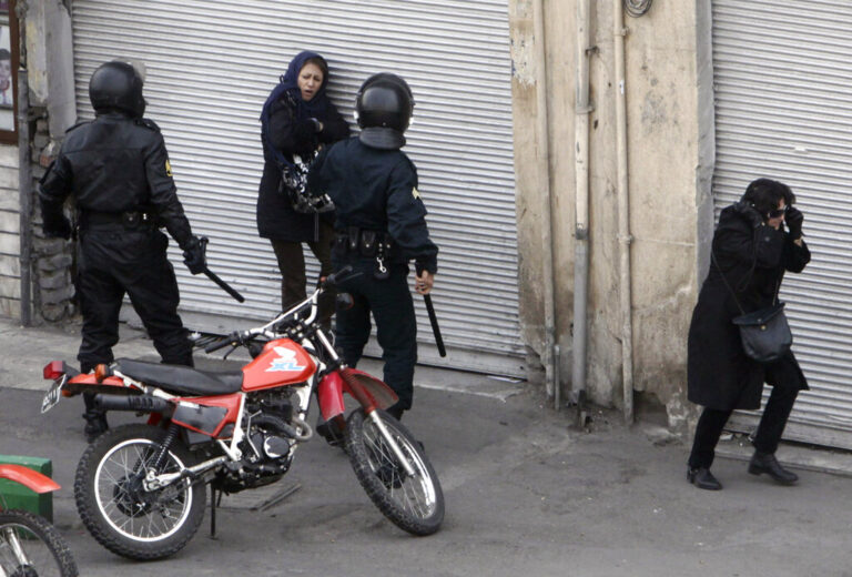 Ξανά στο δρόμο για περιπολίες η αστυνομία ηθών στο Ιράν