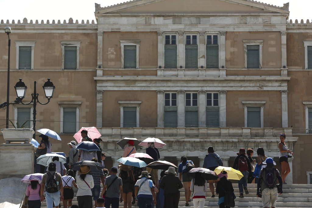 “Κλέων”: Η χώρα σε θερμό κλοιό – Στην ανηφόρα ο υδράργυρος, από Τετάρτη στο “κόκκινο” το θερμόμετρο, συζητήσεις για λήψη μέτρων