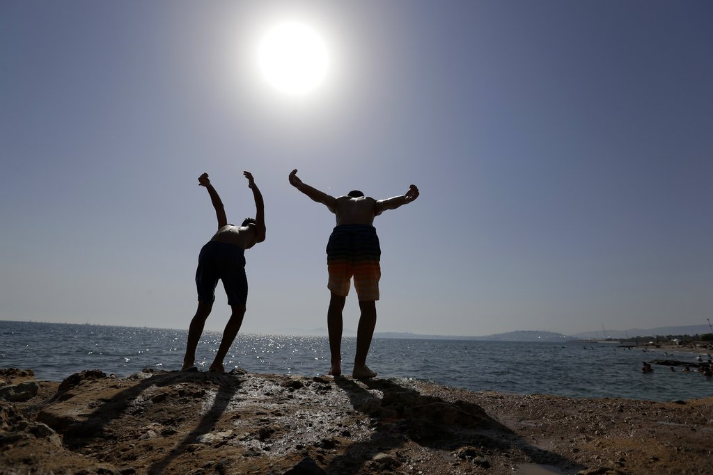 Σε κλοιό παρατεταμένης ζέστης μπαίνει η χώρα – Ποιοι “ατελείωτοι” καύσωνες έμειναν στην ιστορία