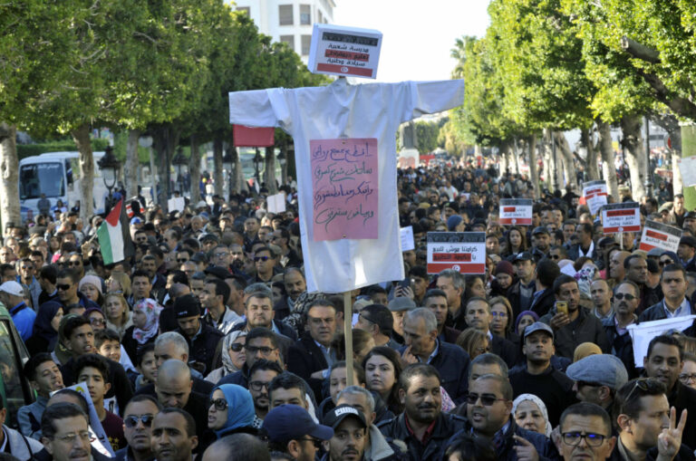 Τυνησία: Η κυβέρνηση αναστέλλει τη μισθοδοσία 17.000 δασκάλων και απολύει 350 διευθυντές σχολείων που διαδηλώνουν για αυξήσεις αποδοχών