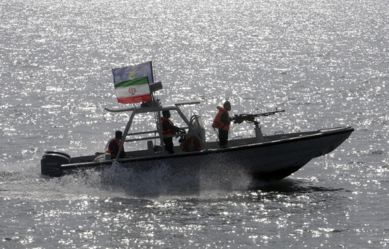 Ιράν: Οι Φρουροί της Επανάστασης ακινητοποιήσαν δεξαμενόπλοιο που μετέφερε 900 τόνους καυσίμου – Υπό κράτηση τα 12 μέλη του πληρώματος