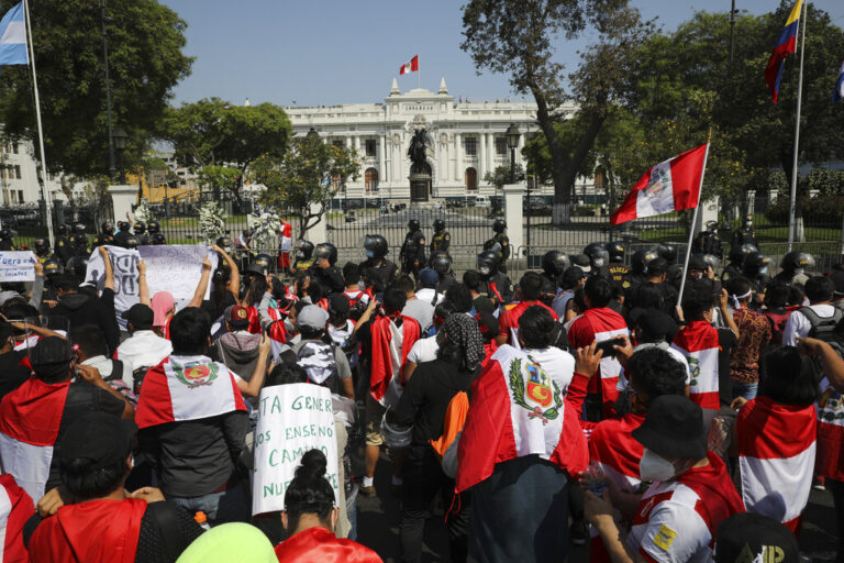 Τραυματισμοί και συλλήψεις σε νέες διαδηλώσεις κατά της προέδρου Μπολουάρτε στο Περού