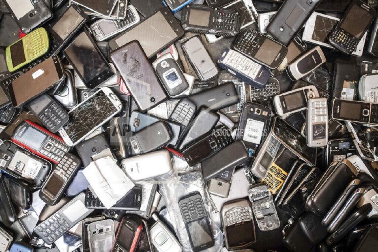 Τα παλιά τηλέφωνα δεν ανακυκλώνονται επαρκώς σύμφωνα με μελέτη