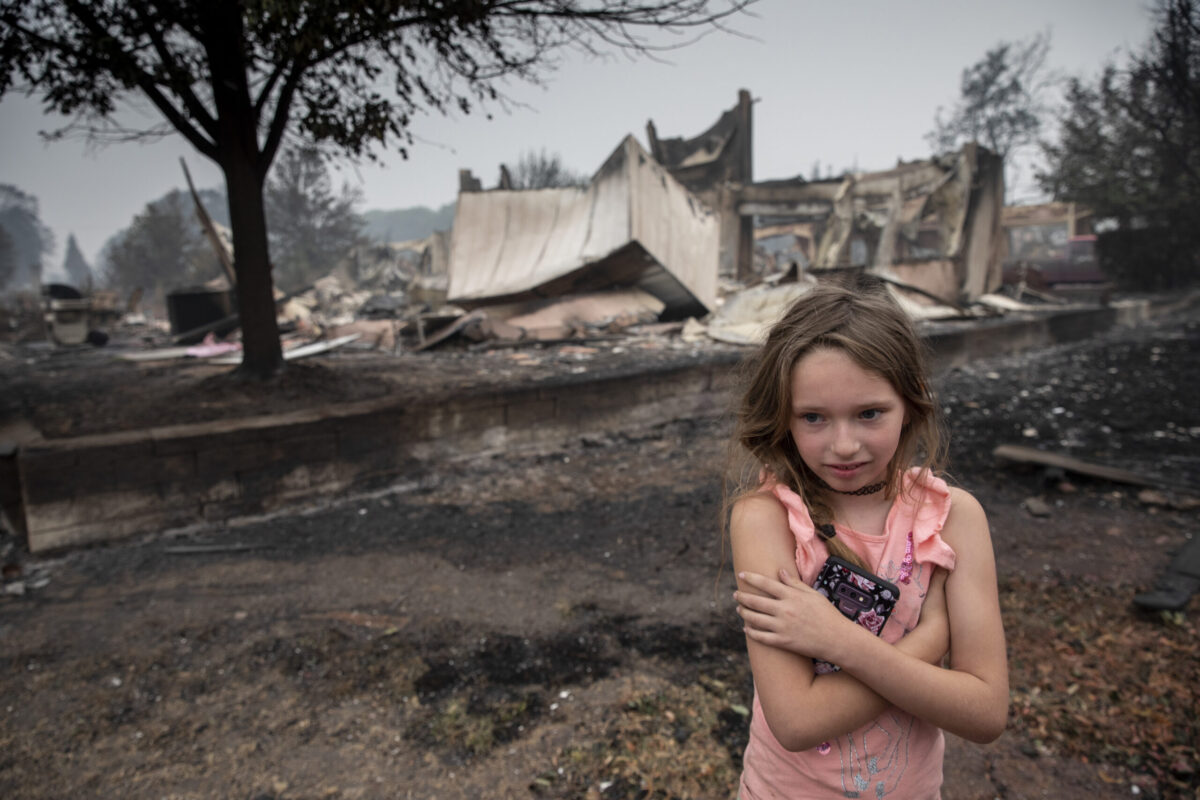 Η έκθεση των παιδιών σε τραυματικά γεγονότα όπως οι πυρκαγιές – Πώς να τα στηρίξουμε