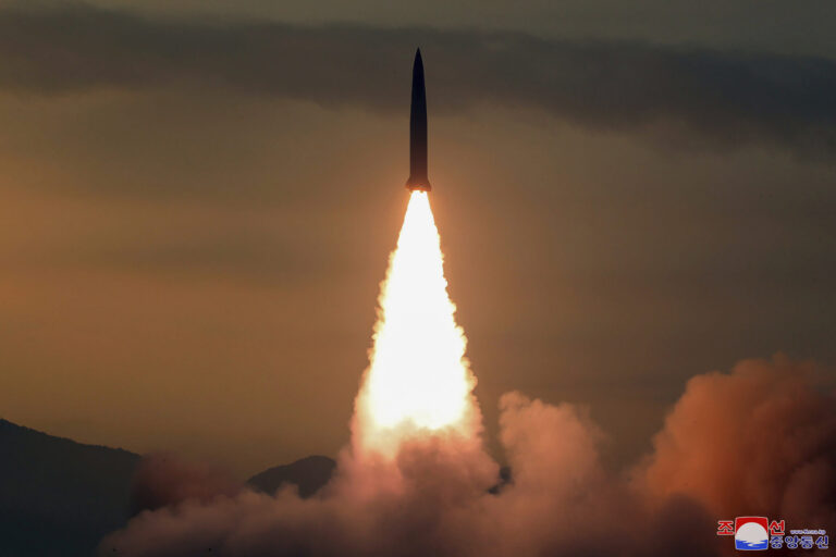 Στην εκτόξευση βαλλιστικού πυραύλου άγνωστου τύπου προχώρησε η Βόρεια Κορέα