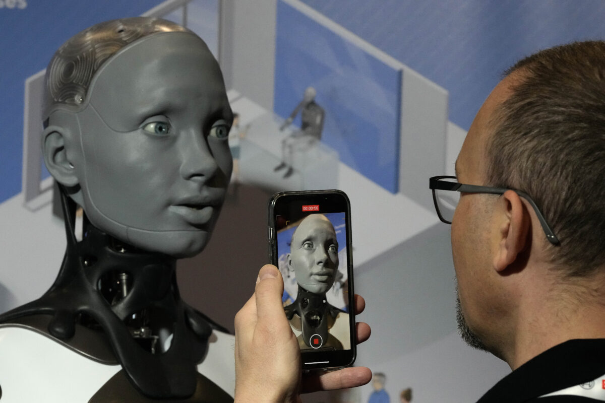Τεχνητή νοημοσύνη: Ανθρωπόμορφα ρομπότ διαψεύδουν το ενδεχόμενο εξέγερσης εναντίον των ανθρώπων