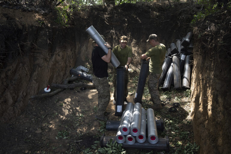 ΗΠΑ: Στέλνουν πυρομαχικά διασποράς στην Ουκρανία – Προσωρινό «όχι» στο Κίεβο για ένταξη στο ΝΑΤΟ