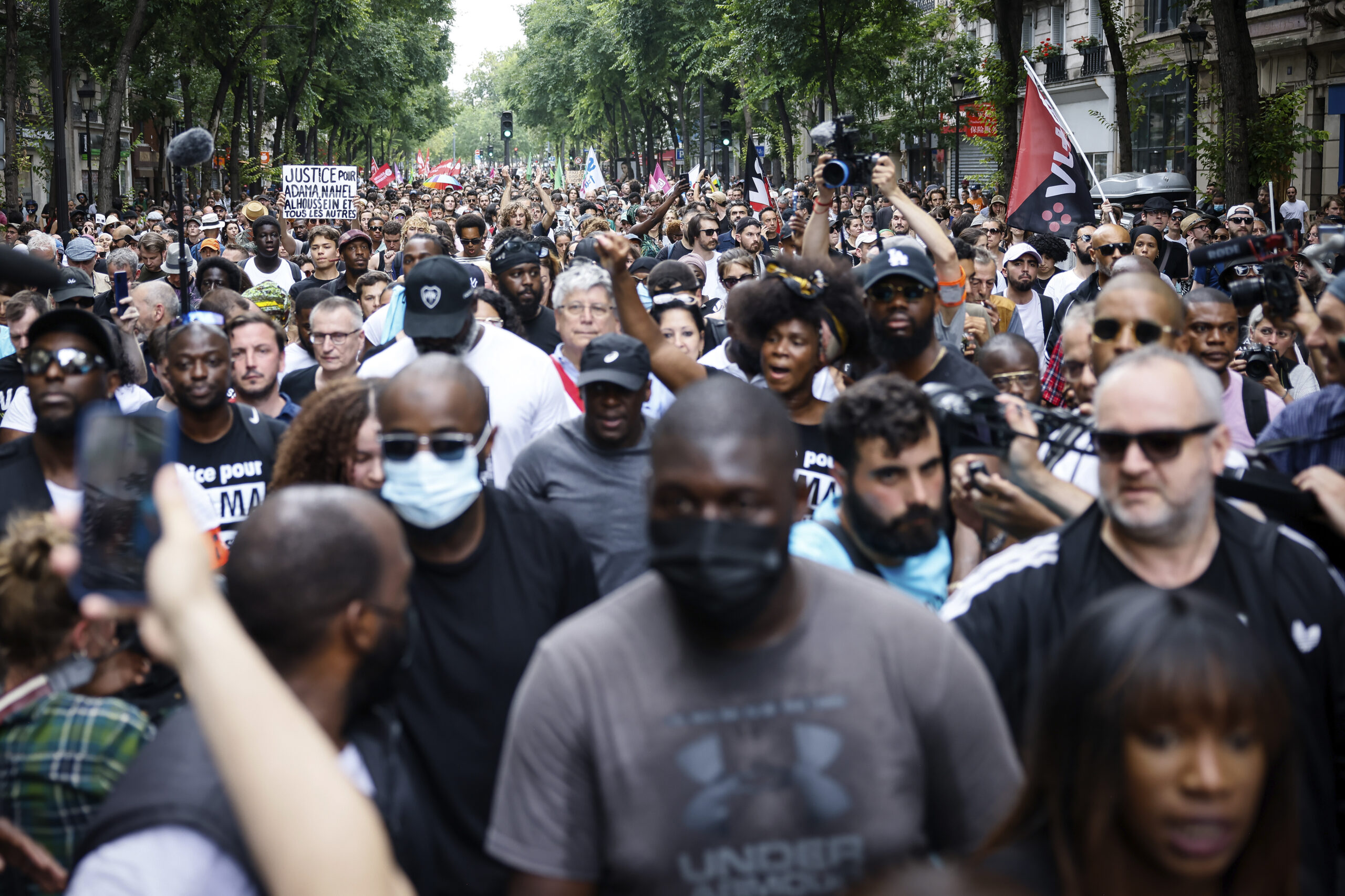 Γαλλία: Πορείες κατά της αστυνομικής βίας σε πολλές πόλεις, και στο Παρίσι παρά την απαγόρευση των αρχών