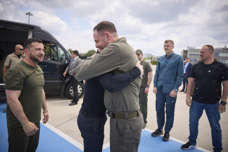 Επιστροφή Ζελένσκι στην Ουκρανία με τους υπερασπιστές του Αζόφσταλ – Παραβίαση της συμφωνίας ανταλλαγής αιχμαλώτων κατήγγειλε η Μόσχα