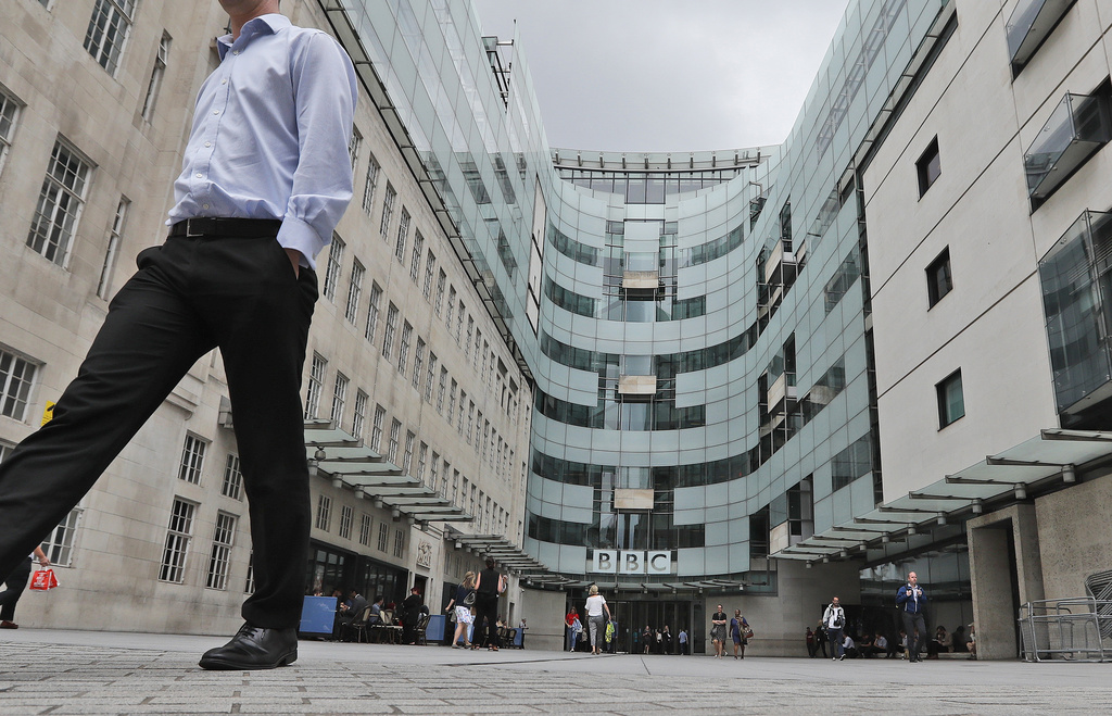 Υπόθεση παρουσιαστή BBC – Ο δικηγόρος του νεαρού ατόμου αμφισβητεί την περιγραφή των γεγονότων από τη μητέρα του