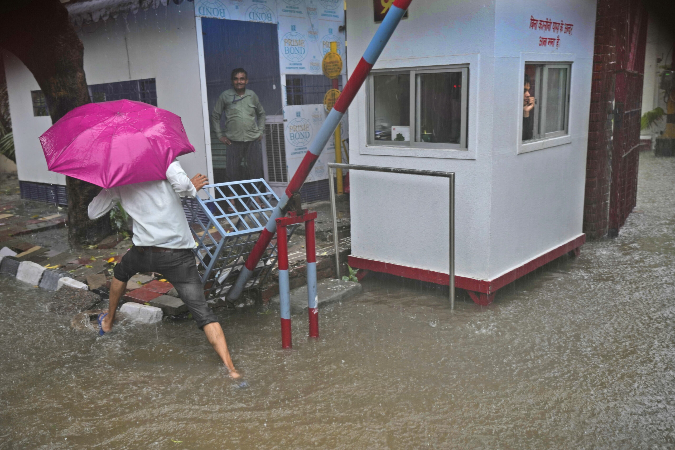 Ινδία: Τουλάχιστον 15 νεκροί από καταρρακτώδεις βροχές και μουσώνες