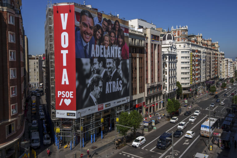 Iσπανία: Κρίσιμο ντιμπέιτ Σάντσεθ – Φεϊχό και αγώνας για την τρίτη θέση μεταξύ VOX και SUMAR