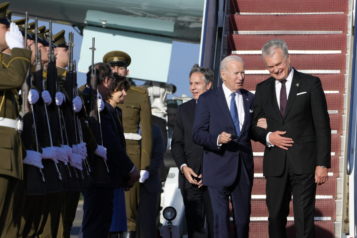Λιθουανία: Ο Μπάιντεν έφτασε στο Βίλνιους για τη σύνοδο κορυφής του ΝΑΤΟ