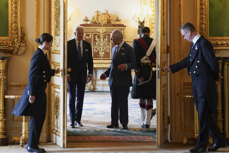 Τζο Μπάιντεν – Βασιλιάς Κάρολος: Συναντήθηκαν στο Κάστρο του Γουίνδσορ με τσάι, μπισκότα και θερμές χειραψίες