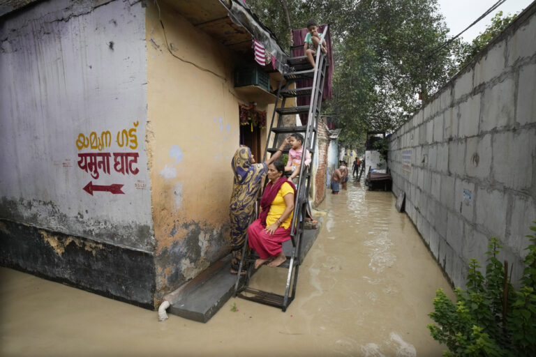 Δεκάδες νεκροί και ανυπολόγιστες υλικές ζημιές από τις αδιάκοπες ισχυρές βροχοπτώσεις σε Ινδία και Κίνα