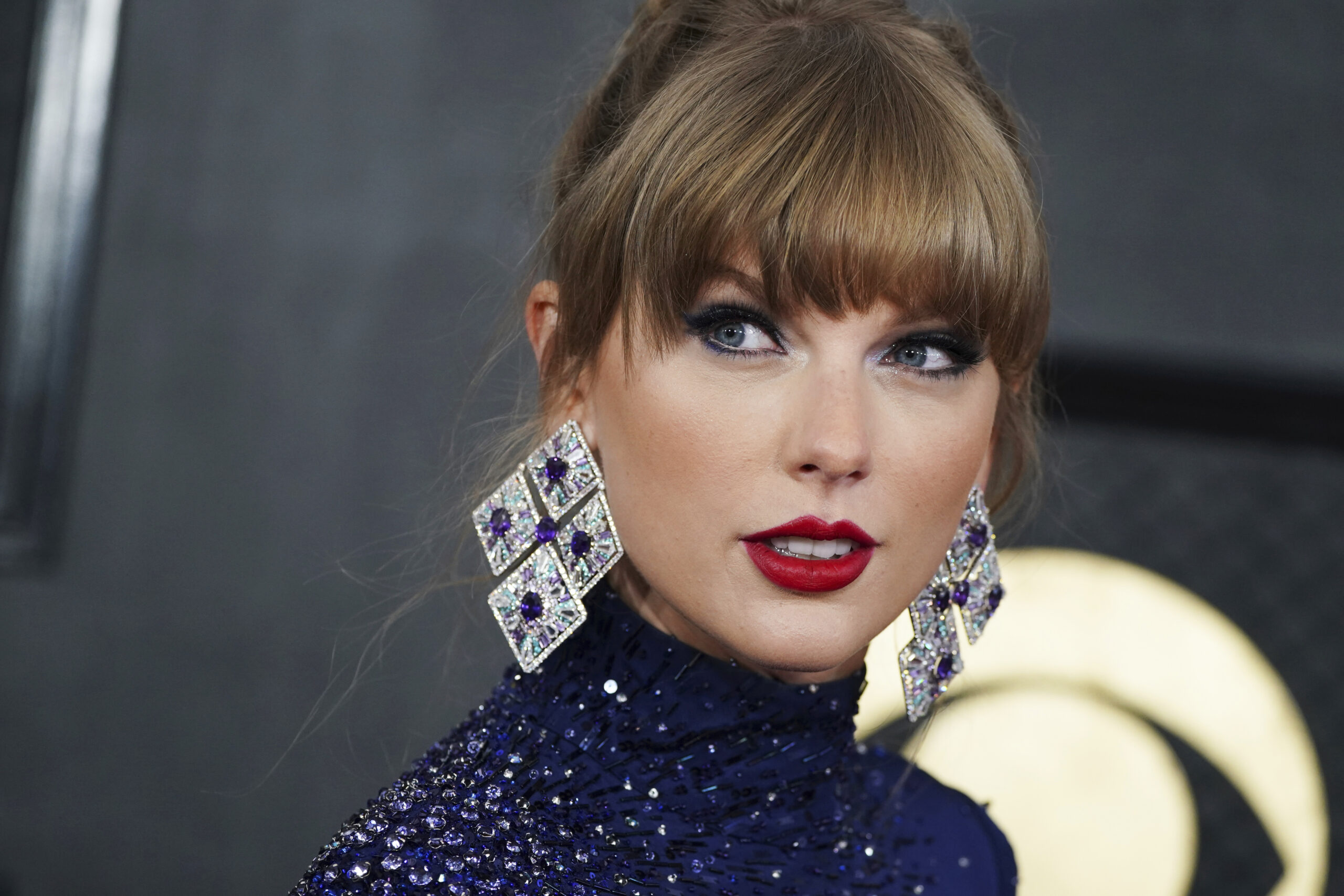 Η Taylor Swift τραγουδάει «When Emma Falls In Love» για τον δίσκο Speak Now