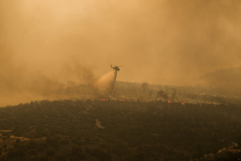 Φωτιά στη Δυτική Αττική: Υπεράνθρωπες οι προσπάθειες των πυροσβεστών, δραματικές στιγμές για τους κατοίκους