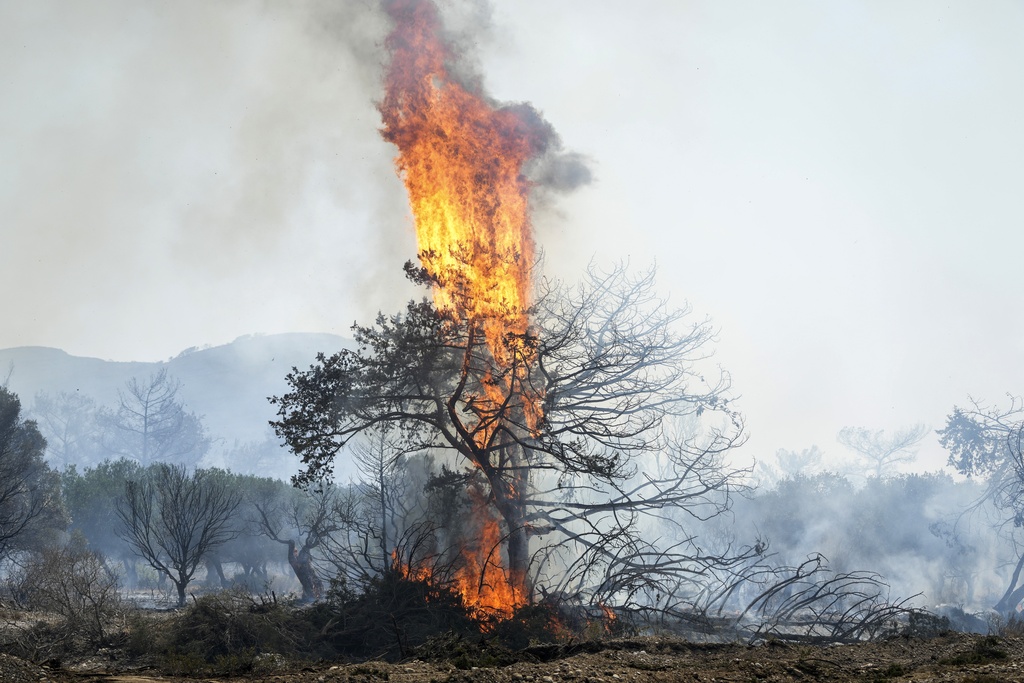 Ρόδος: Εκκενώνεται ο οικισμός Βάτι – Πέρασε το δρόμο προς Γεννάδι η φωτιά