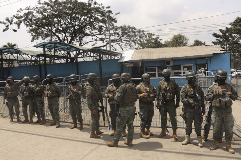 Ισημερινός: Όμηροι παραμένουν 17 εργαζόμενοι της υπηρεσίας φυλακών