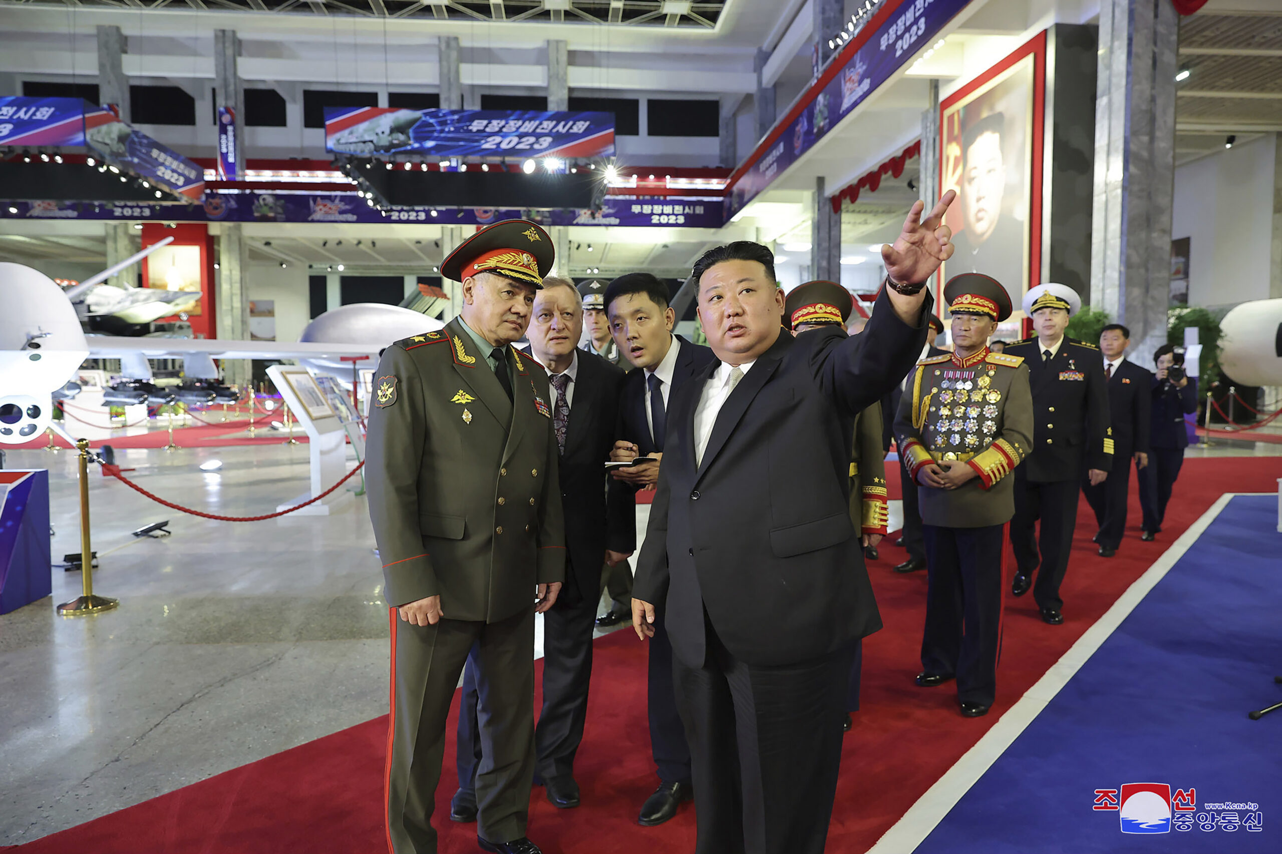 Βόρεια Κορέα: Ο Κιμ Γιονγκ Ουν παρακολουθεί στρατιωτική παρέλαση κατα την οποία  επιδεικνύονται νέοι ICBM και UAVs